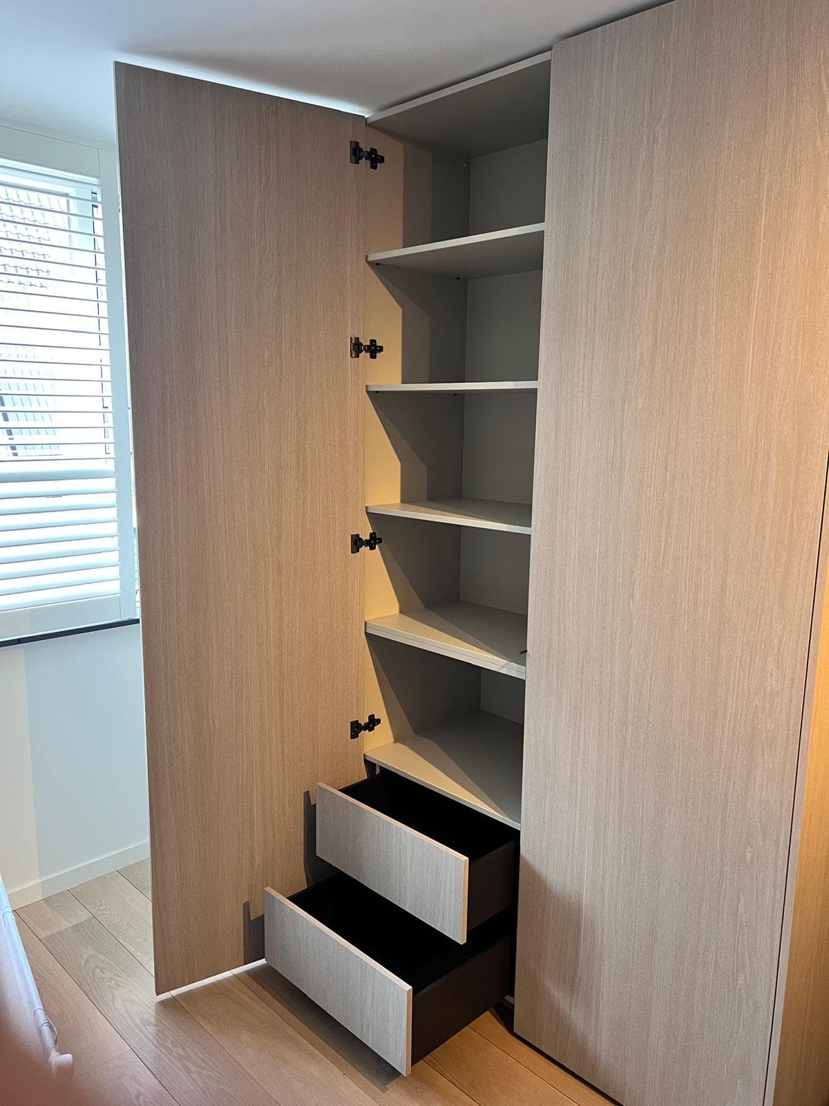 Kookeiland en kastenwand in donker eiken, foto 2