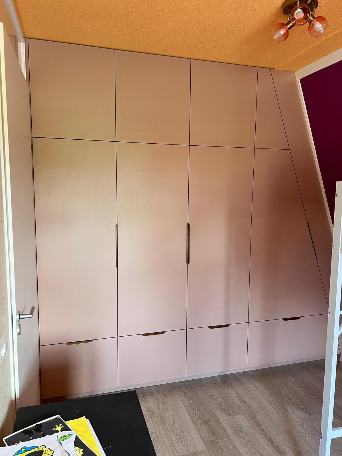 Zolderinbouwkast met lades onder de schuine wand, foto 3